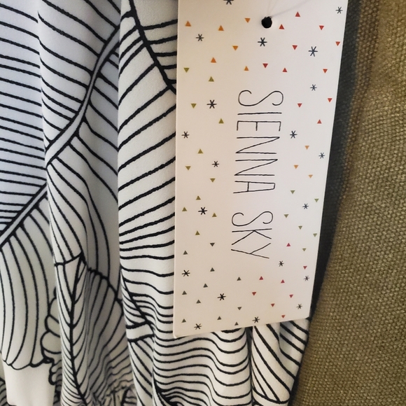 SIENNA SKY - WOMANS NWT DRESS - SIZE XS - Picture 7 of 8